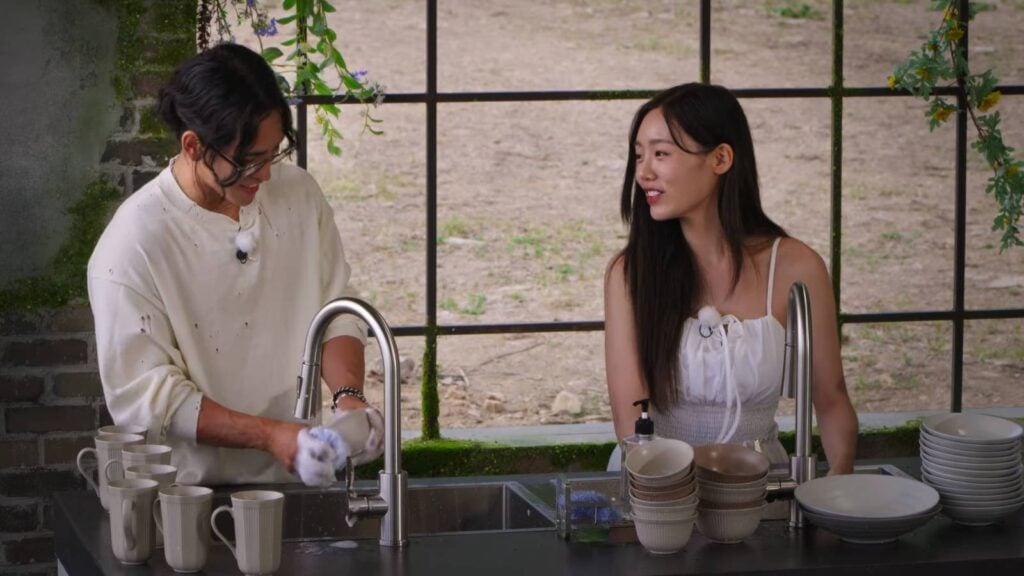 The screenshot shows the moment from Episode 11, Single’s Inferno Season 4: two contestants, Yuk Jun-seo and Kim Min-seol, are washing dishes together.