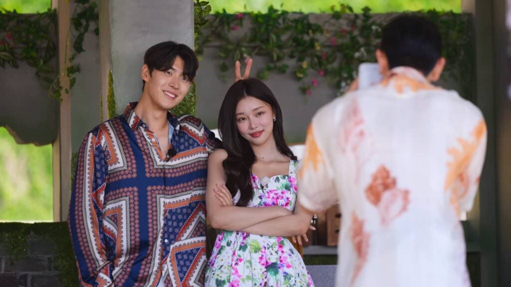 Lee Si-an and Kim Jeong-su from Single’s Inferno Season 4 pose for a photo shoot, while An Jong-hoon, another contestant of the dating show, takes a pic.