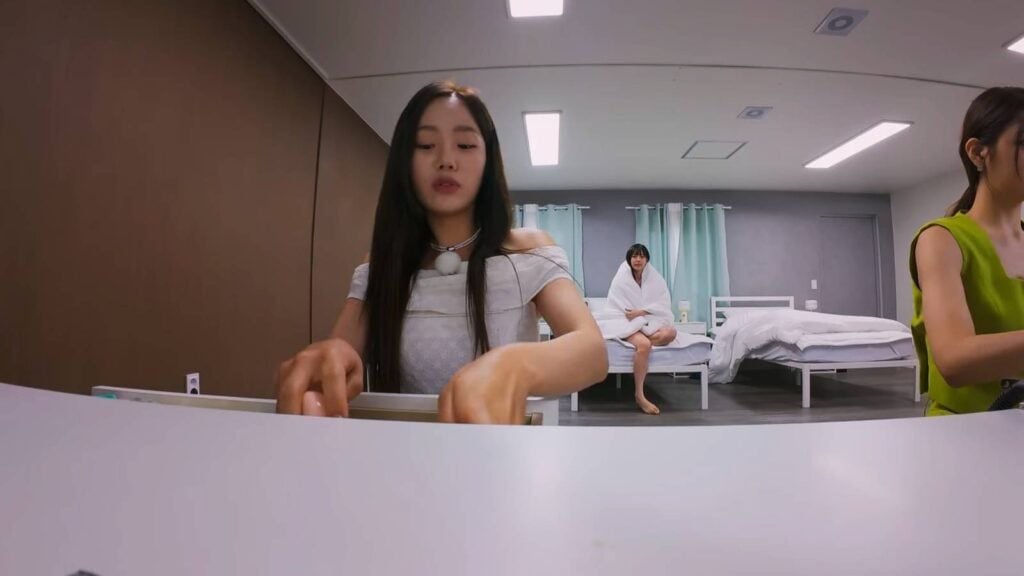 Kim Min-seol, a girl from Single’s Inferno Season 4, putting away her cosmetics. She is mad because Kim Jeong-su, a male contestant, did not select her for the Paradise date.