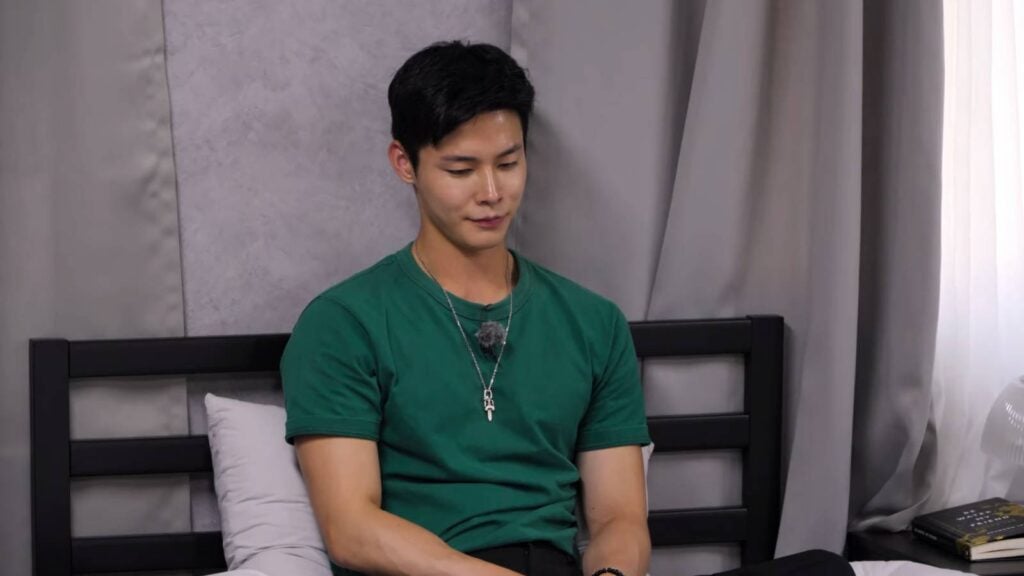 The male contestant of Single’s Inferno Season 4, Jang Theo is sitting in his room, sad — in Ep. 9, he couldn’t have a date with Lee Si-an, the girl of his choice.