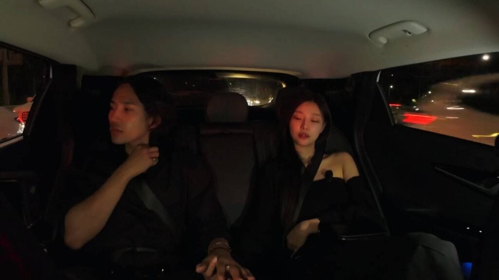 It’s a moment from Single’s Inferno Season 4 Episode 9. On their date, Yuk Jun-seo and Lee Si-an hold hands.