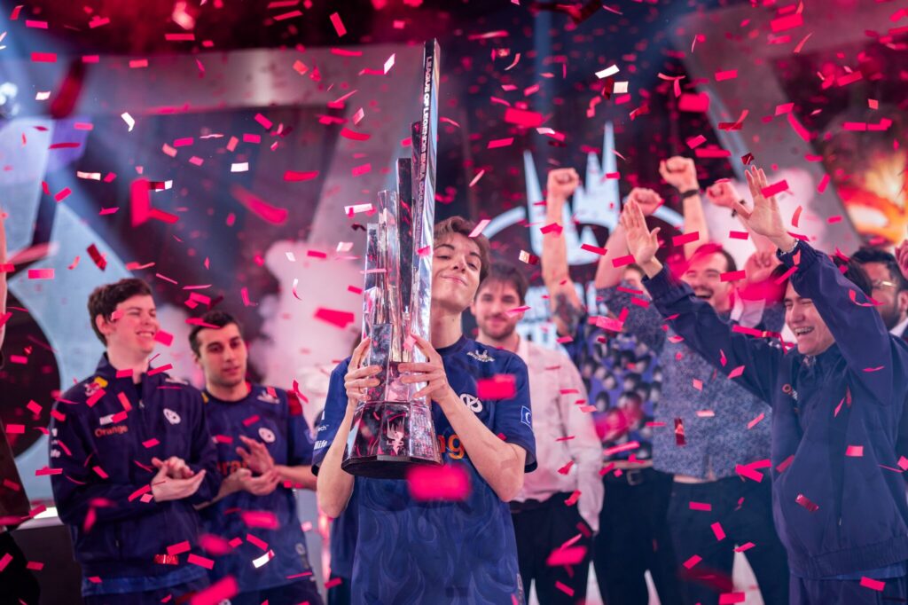 It’s a photo of the League of Legends esports player Caliste. As part of the team Karmine Corp, he won the event LEC Winter 2025. In the image, Caliste holds the tournament trophy.