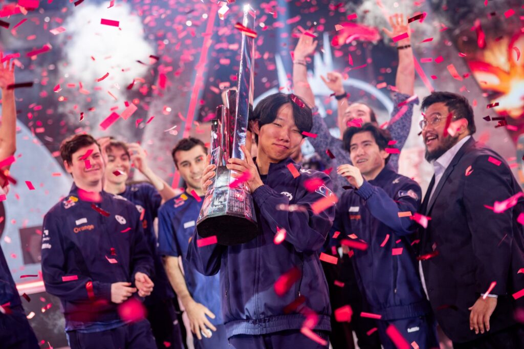 It’s a photo of the League of Legends esports player Canna. As part of the team Karmine Corp, he won the event LEC Winter 2025. In the image, Canna holds the tournament trophy.