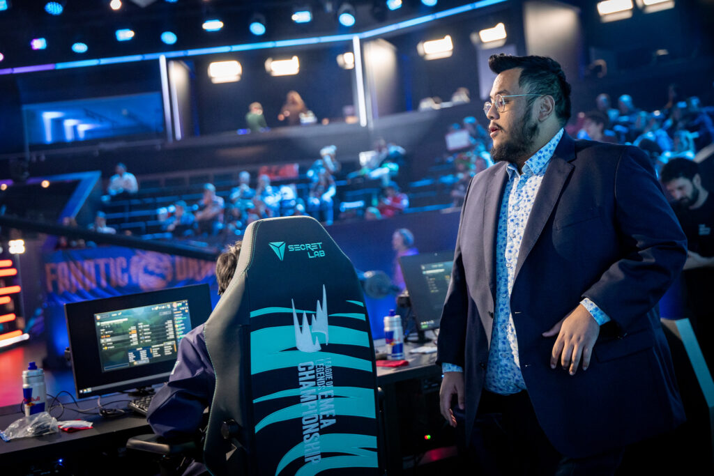 In this photo, there is the coach of the League of Legends esports team Karmine Corp, Reha. He is on the scene during one of the matches at LEC Winter 2025.