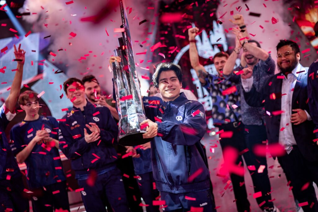 It’s a photo of the League of Legends esports player Yike. As part of the team Karmine Corp, he won the event LEC Winter 2025. In the image, Yike holds the tournament trophy.