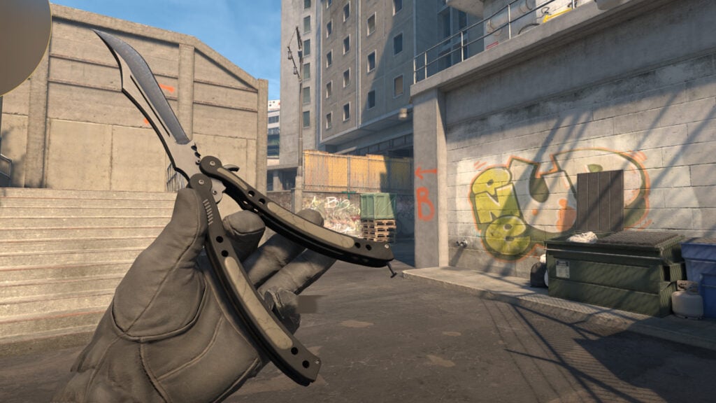 Inspecting a knife in CS2 (Screenshot via esports.gg)