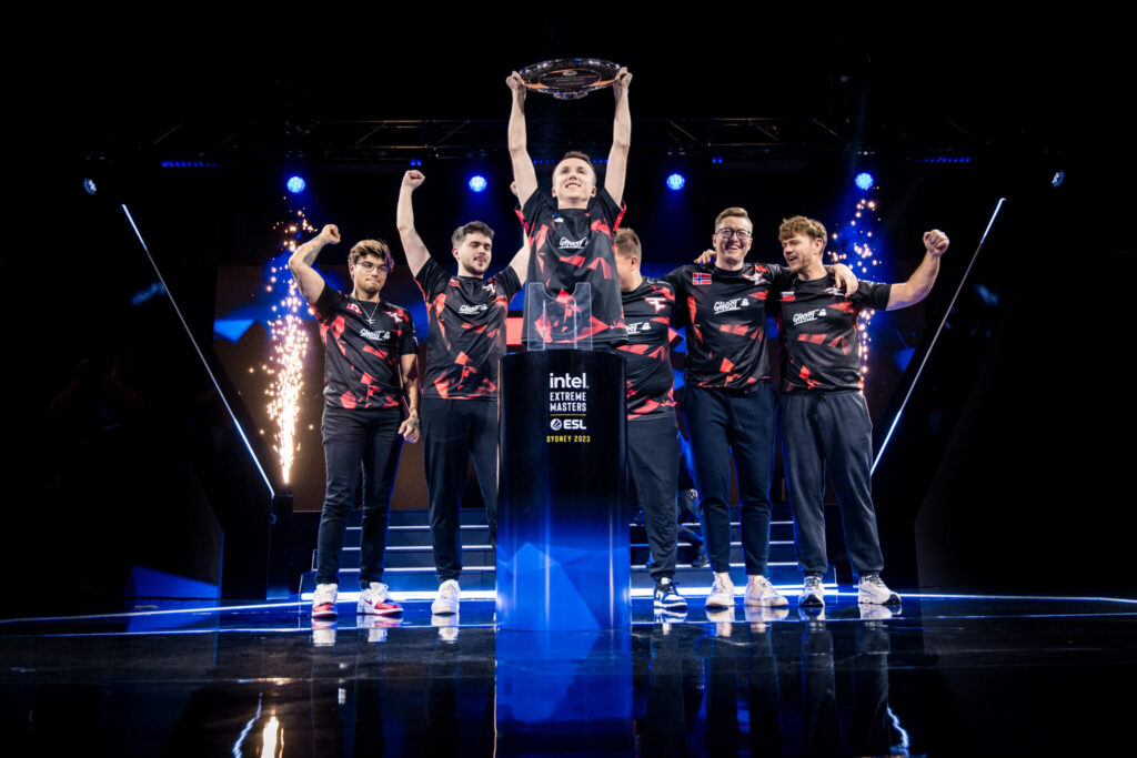 Ropz lifts the IEM Sydney trophy with FaZe in 2023.