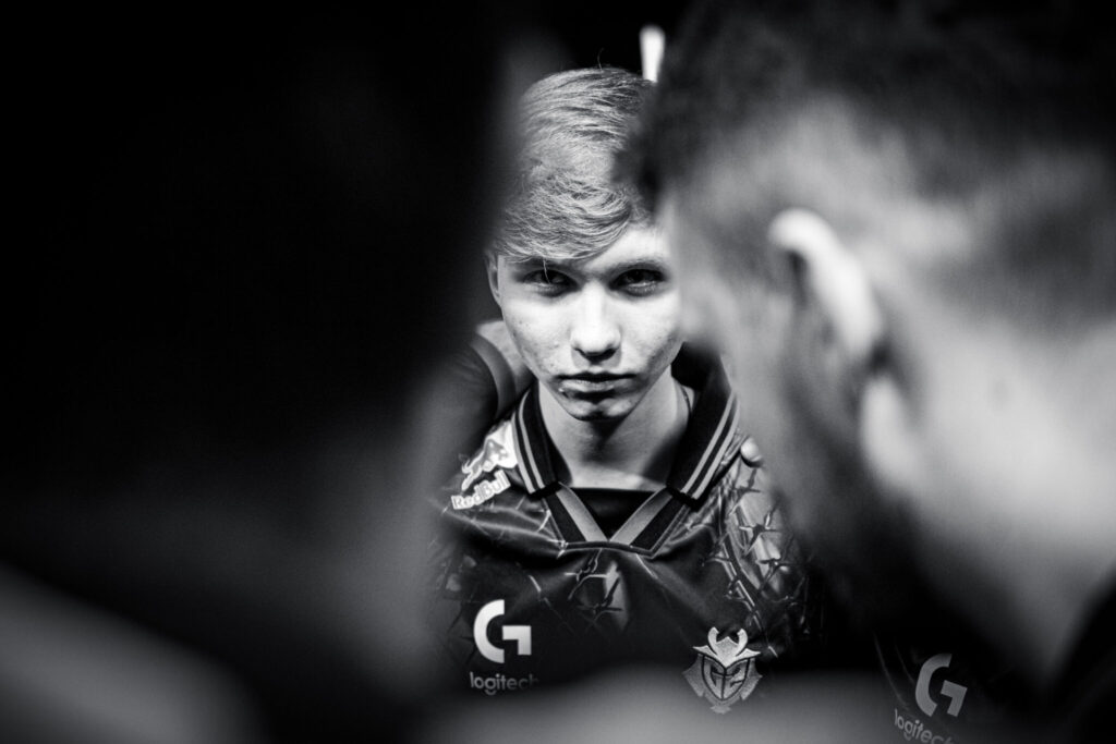 m0NESY stares at a teammate during a G2 team huddle.