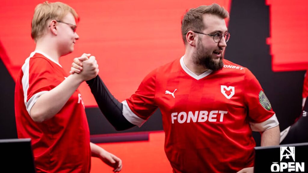 It’s a photo of two CS2 esports players from the team MOUZ: they celebrate a win at the tournament BLAST Open Spring 2025. 