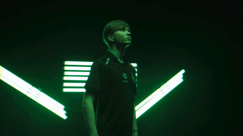 m0NESY’s CS2 crosshair, video, and viewmodel settings (2025)