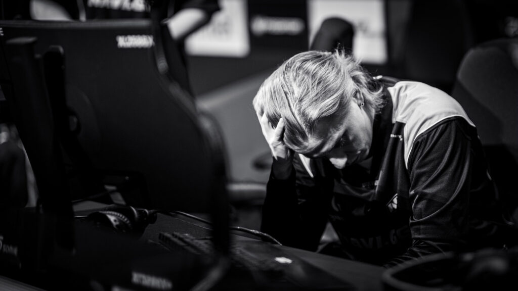 Aleksib holds his head in his hands after a lost map at IEM Katowice.