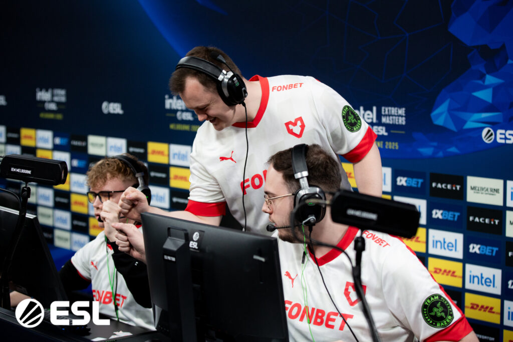 MOUZ players celebrate a won round at IEM Sydney.