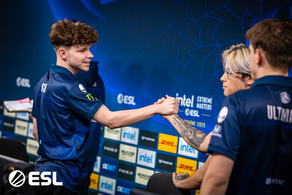 Siuhy and Twistzz shake hands after winning a map at IEM Melbourne.