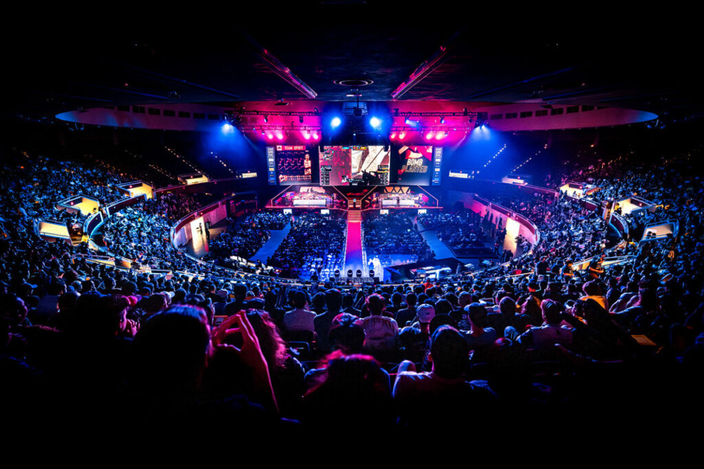The IEM Dallas crowd celebrates a round.