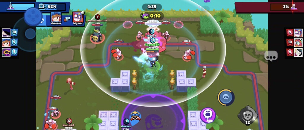 The image shows a game moment from the Brawl Stars MOBA mode Brawl Arena: the final siege of the opponents’ base.