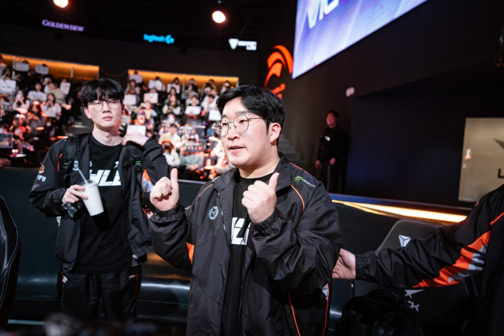 The photo shows League of Legends esports players from the Korean team Hanwha Life Esports during the regional circuit LCK 2025.
