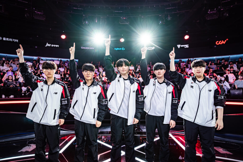 The photo shows League of Legends esports players from the Korean team T1 during the regional circuit LCK 2025.