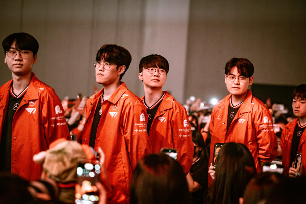 The photo shows League of Legends esports players from the Korean team T1 during the regional circuit LCK 2025.