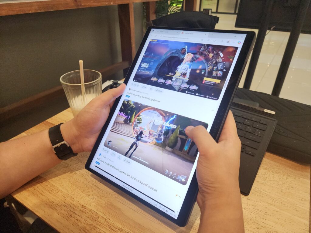 Is doomscrolling on the Flow's 13.6" screen overkill? (Photo via esports.gg)