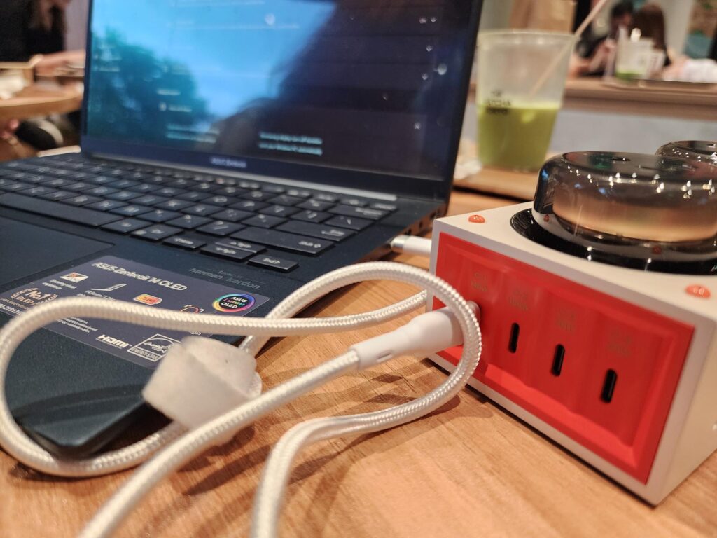 Charging using its 140W port. This was most likely overkill for my Zenbook and 100W would have been enough. (Photo via esports.gg)