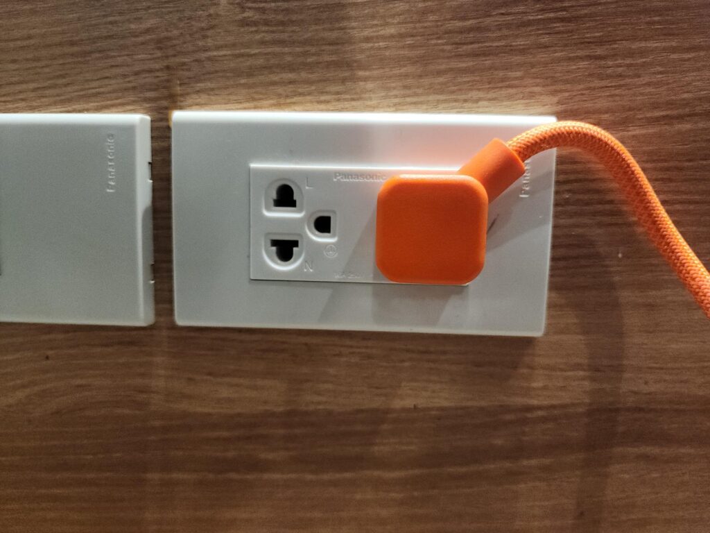 The plug itself is non-obstrusive. (Photo via esports.gg)