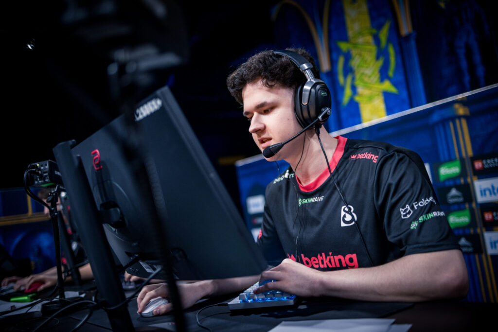 It’s a photo of the esports team B8 at the CS2 event IEM Cologne 2025. The image illustrates an article about the betting platforms that sponsor Counter-Strike 2 teams at this tournaments.