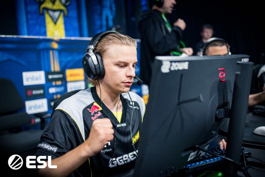The photo from the CS2 esports tournament IEM Cologne 2025 features the team NAVI.