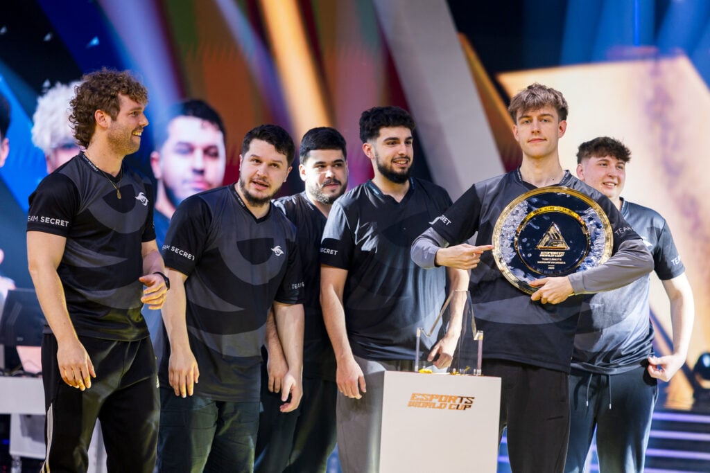 It's a photo from the final day of the Rainbow Six Siege Esports World Cup 2025: the R6 Team Secret won the tournament, and the players are staying on the stage with the trophy.