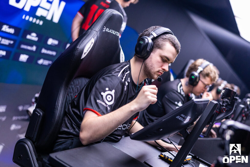 It’s a photo of CS2 pro players from the team FaZe Clan at the Counter-Strike 2 esports tournament BLAST Open Fall 2025 in London.