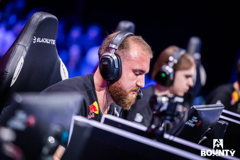 It’s a photo of CS2 pro players from Team Spirit at the tournament BLAST Bounty Fall 2025.