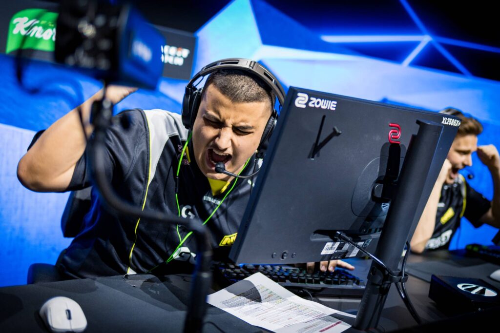 The photo features the CS2 player makazze from the team NAVI at the esports event IEM Cologne 2025.