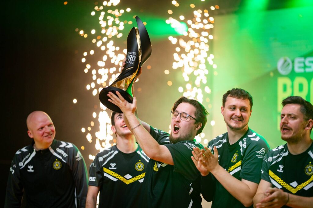 The photo shows the CS2 esports Team Vitality holding the trophy of ESL Pro League Season 21.