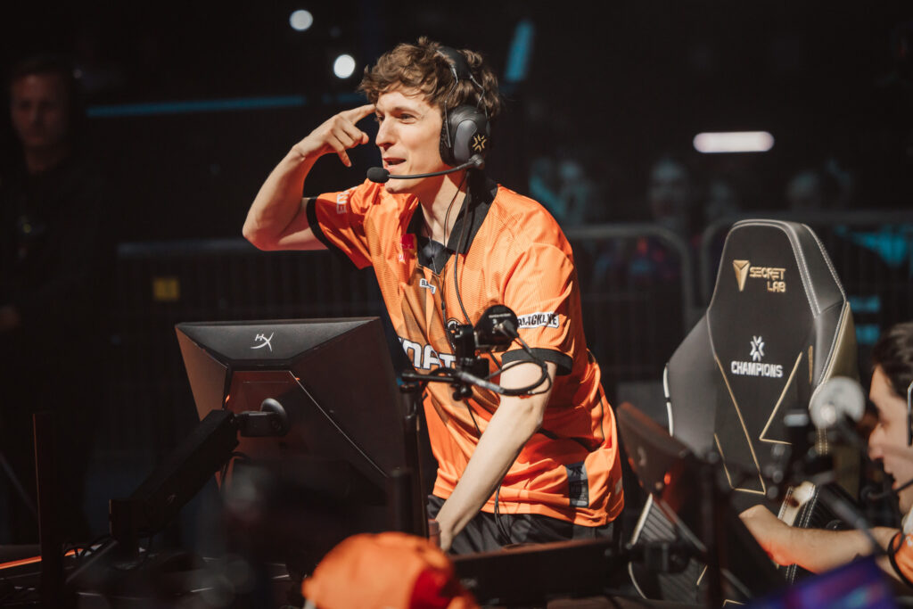 Fnatic Boaster stands up on stage at VALORANT CHampions 2025