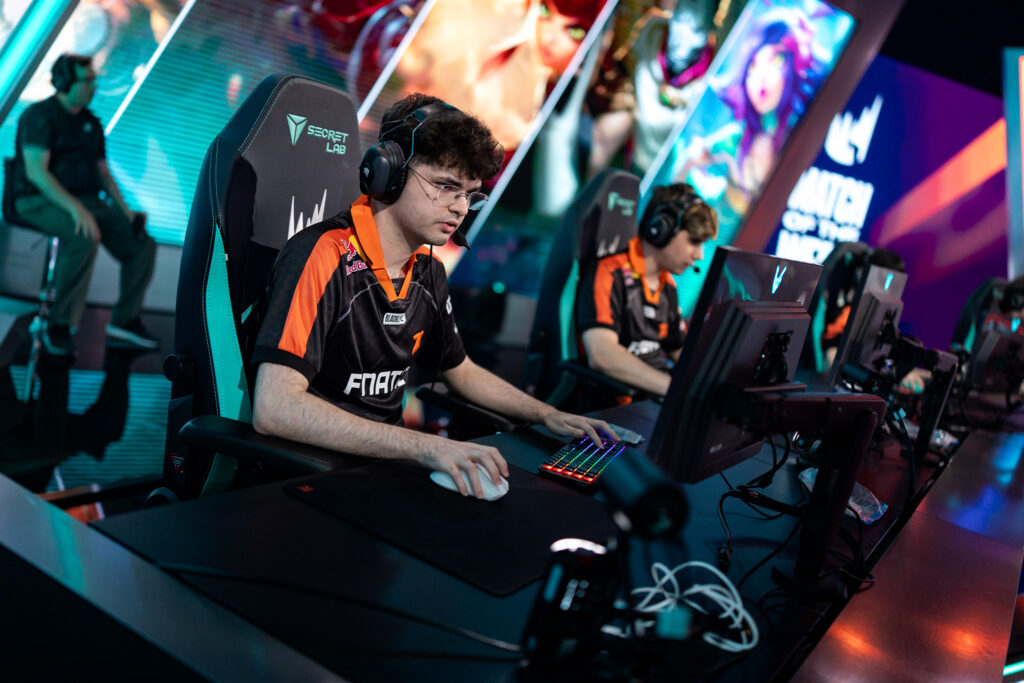 It's a photo of the League of Legends esports player Oscarinin from the team Fnatic at the event LEC 2025 Summer.