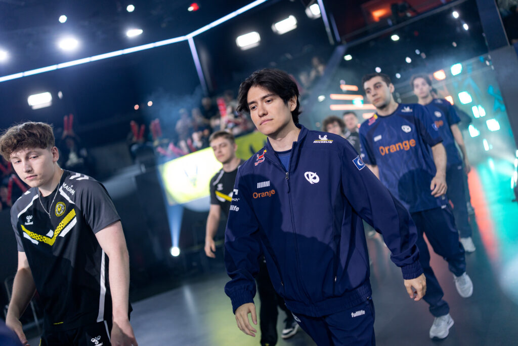 It's a photo of the League of Legends esports teams Vitaliy and Karmine Corp at the event LEC 2025 Summer.