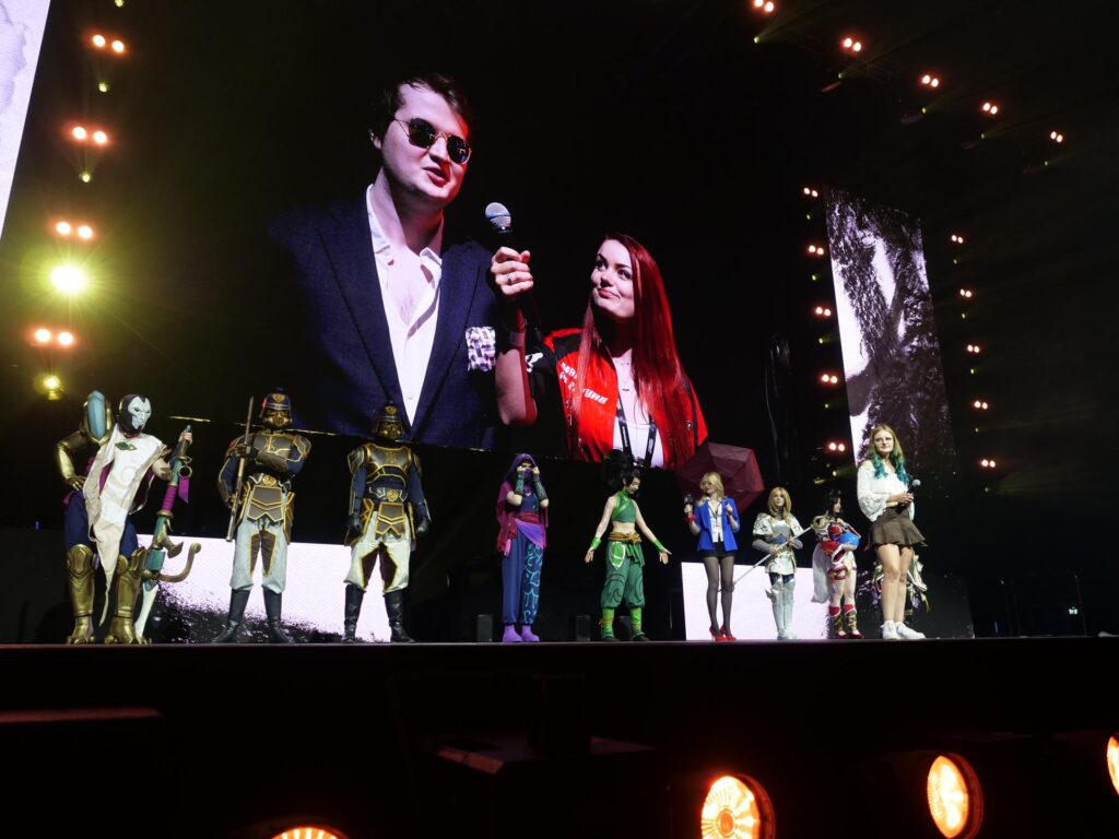 NoArmWhatley giving his thoughts on the cosplayers (Photo via NLC)