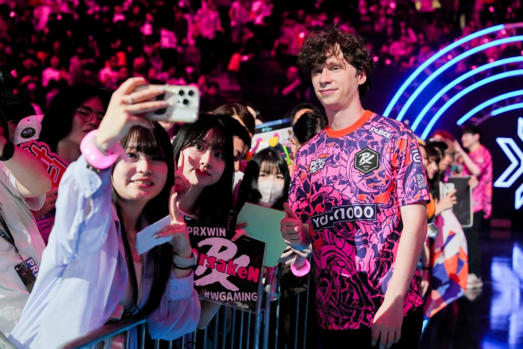 Finals MVP something taking photos with the crowd (Photo via VCT Pacific)