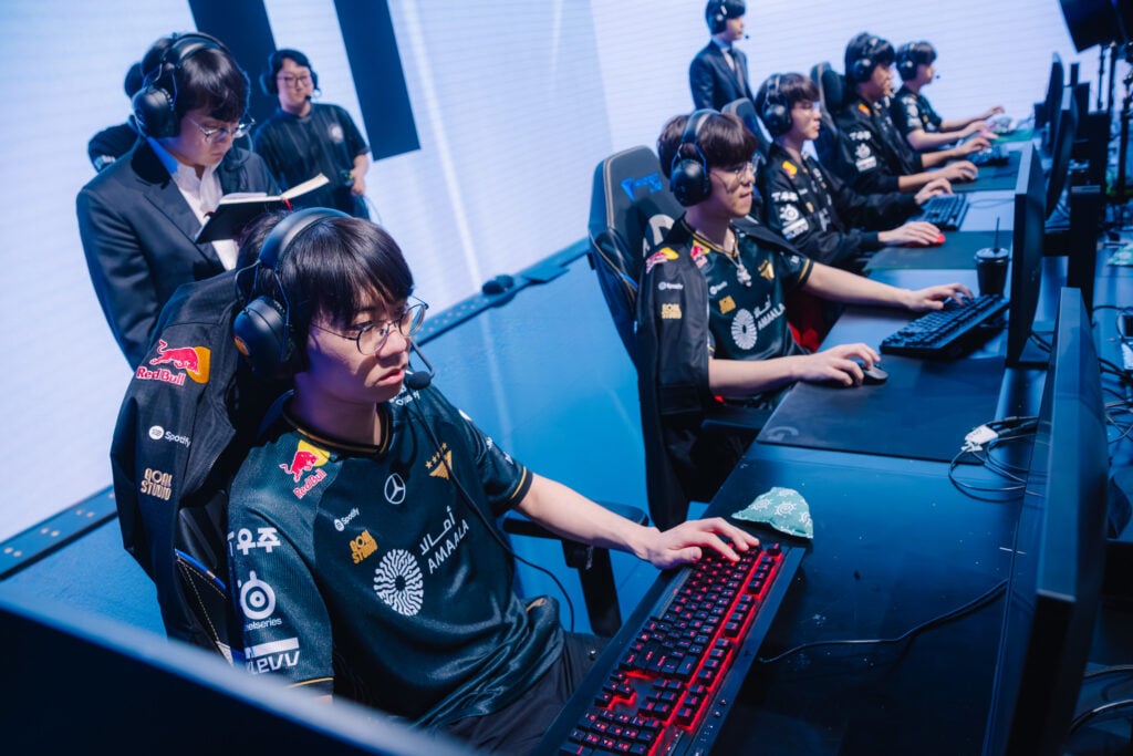 It’s a photo of the League of Legends esports players from the team T1 during the World Championship 2025 — LoL Worlds 2025.