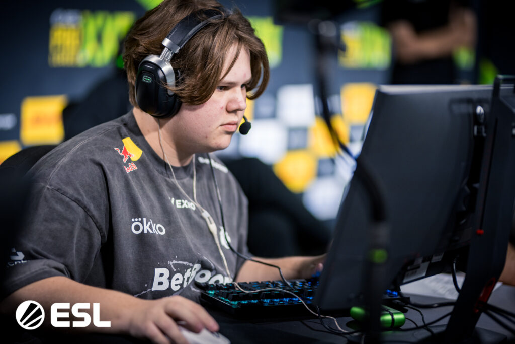 It's a photo of the Counter-Strike 2 player zweih from Team Spirit during the CS2 esports ESL Pro League Season 22.