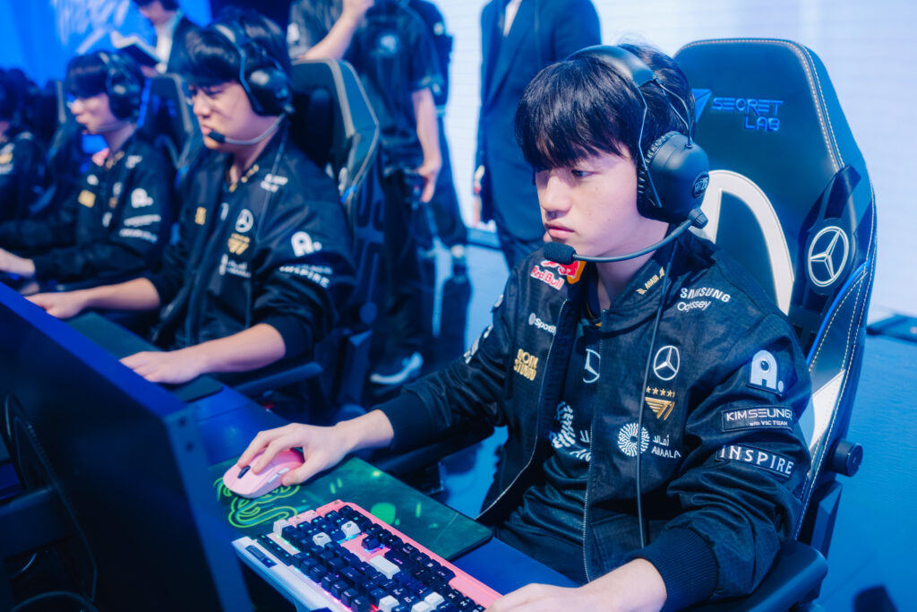 Players from the League of Legends team T1 during the LoL Worlds 2025 match versus 100 Thieves - a photo.