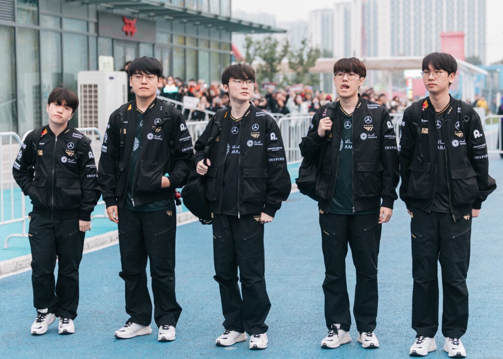 It’s a photo of the LoL Esports players from the team MKOI at the League of Legends World Championship 2025. They enter the arena before the match versus the team 100 Thieves.