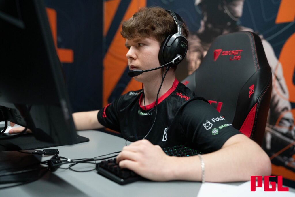 It's a photo of the CS2 esports player headtr1ck from the team B8 at the tournament PGL Masters Bucharest 2025.