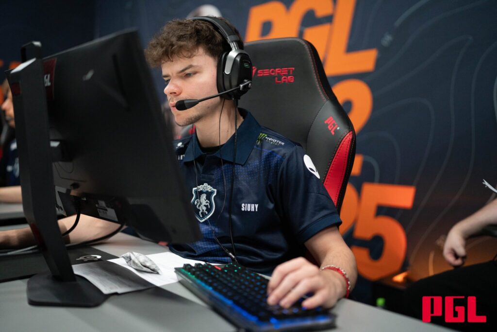 It's a photo of the CS2 esports player siuhy from Team Liquid at the tournament PGL Masters Bucharest 2025.