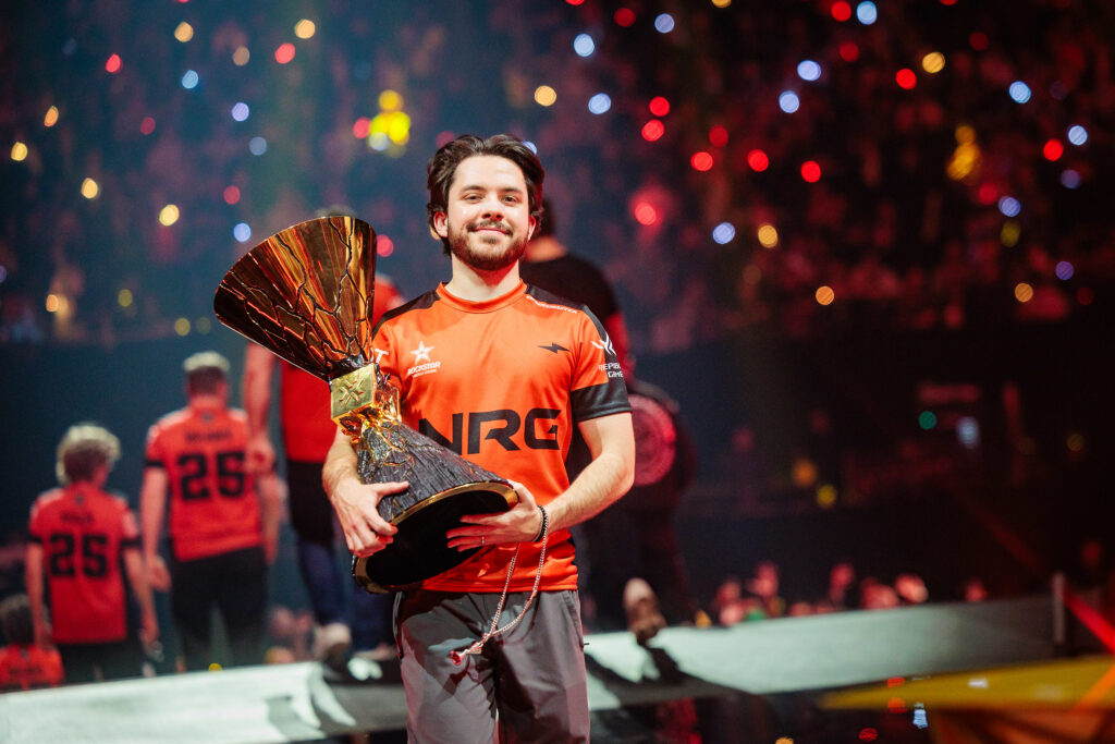 Ethan with the Champions 2025 trophy (Photo by Adela Sznajder/Riot Games)