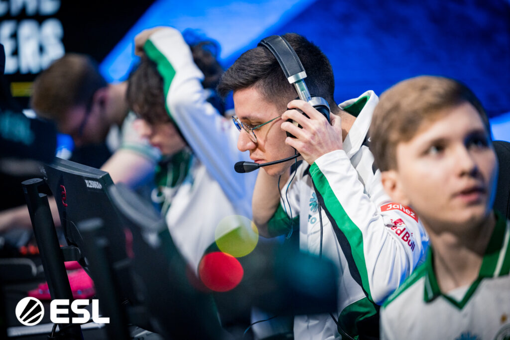 It’s a photo of the CS2 esports players from Team Falcons at the Counter-Strike 2 tournament IEM Chengdu 2025.