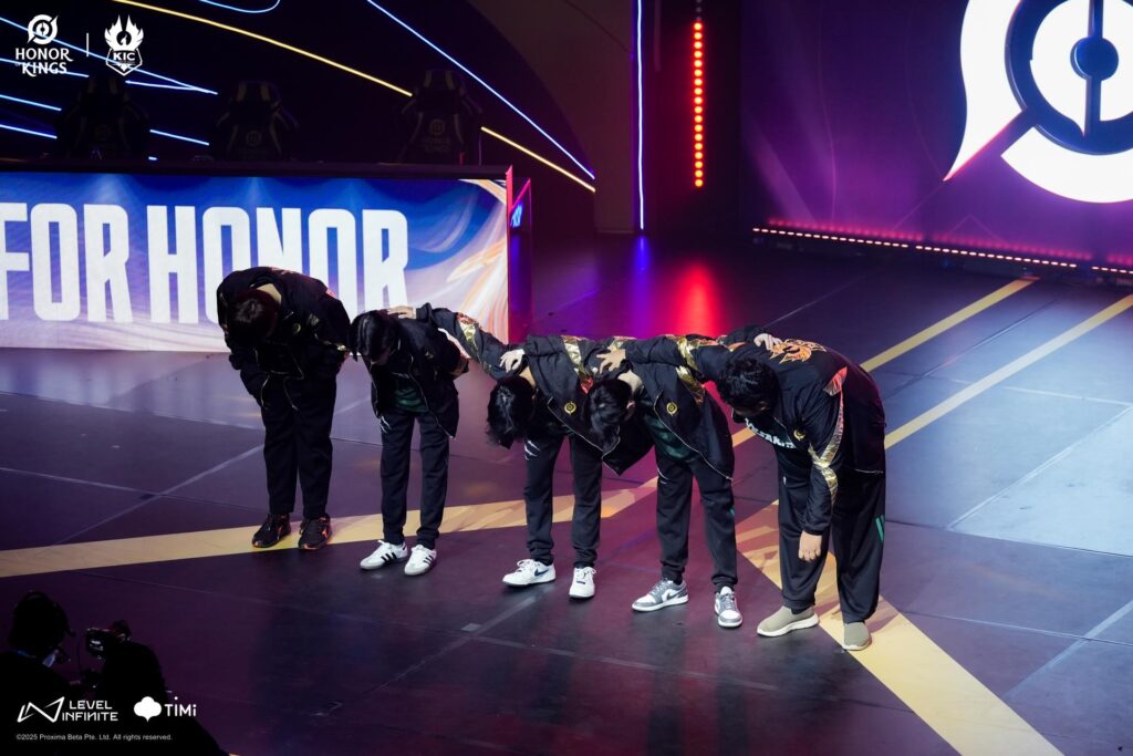 Vesakha Esports bowing to the crowd in KIC2025 (Photo via HOK PH Esports)