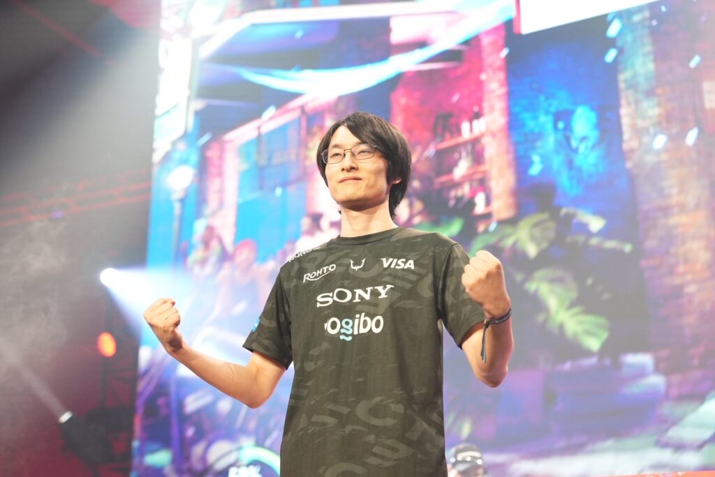 The photo highlights Laggia, a fighting games player, during the SNK World Championship 2025.