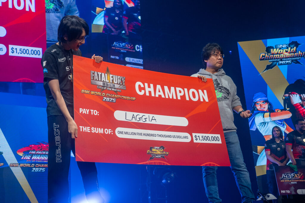It’s a photo of Laggia receiving his prize money for winning the FATAL FURY: City of the Wolves SNK World Championship 2025.