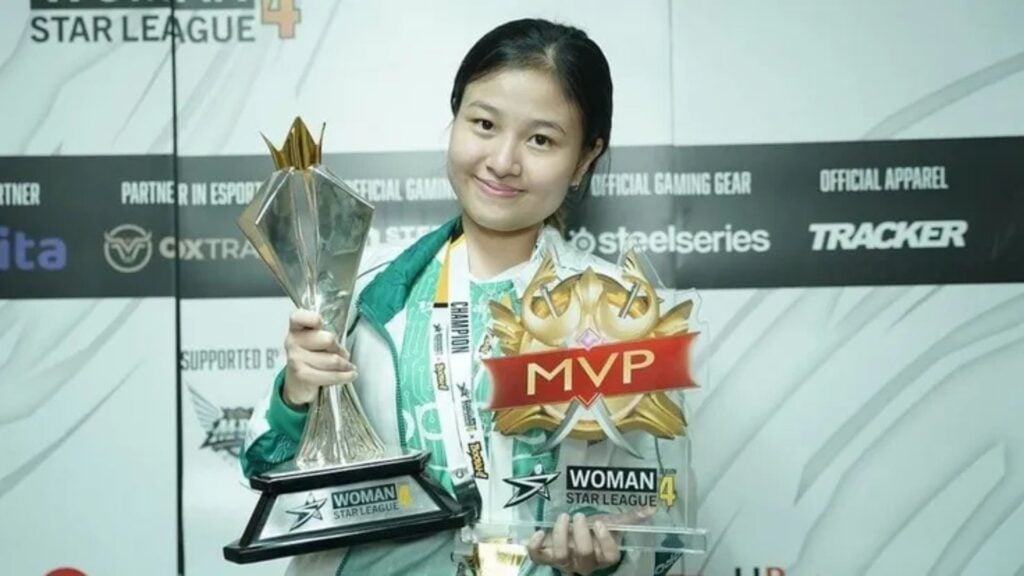 Team Vitality Vivian Holding Trophies From Women Star League