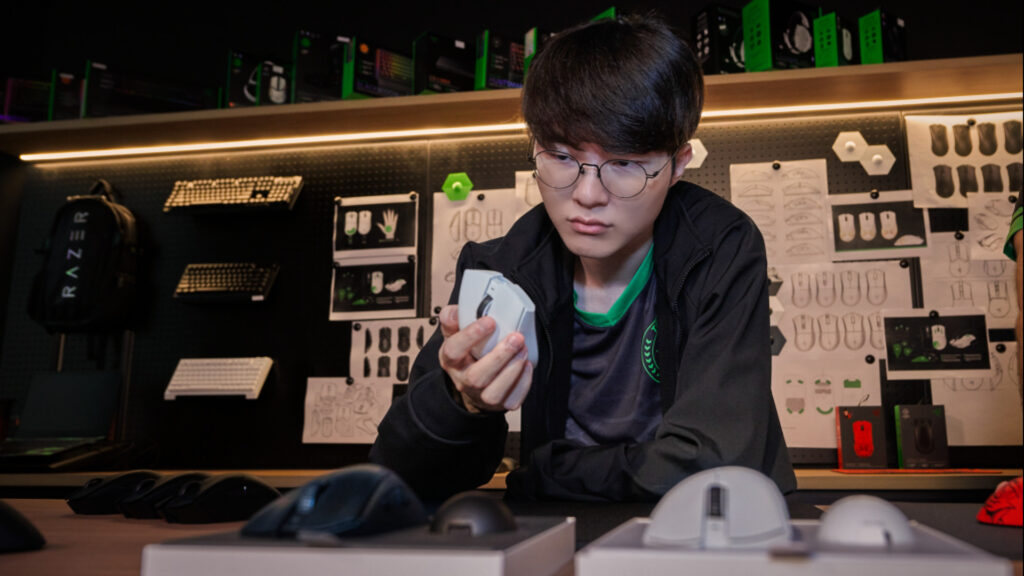 Faker with the Razer DeathAdder